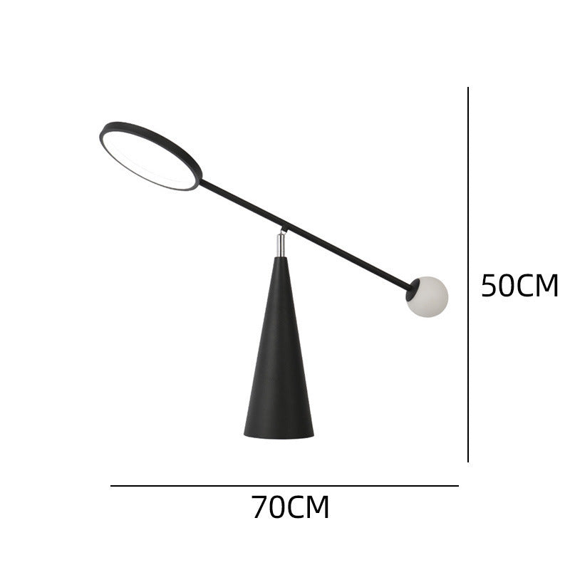 Moderne verstellbare Schreibtischlampe mit geometrischem Fuß