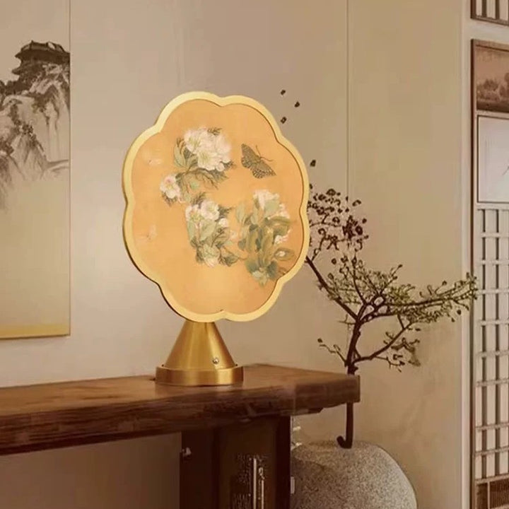 Künstlerisch bestickte Tischlampe
