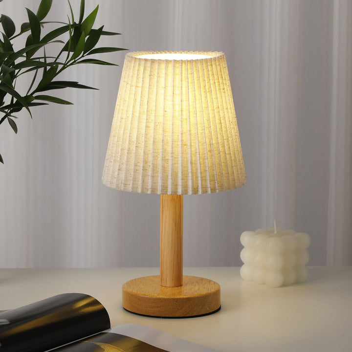 Nordic Minimalist Tischlampe aus massiver Eiche mit plissiertem Stoffschirm