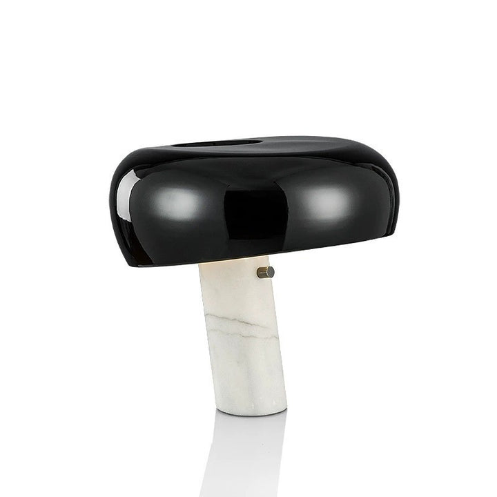 Moderne Tischlampe mit geometrischem Design