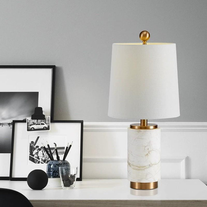 Marmor Tischlampe mit goldenen Akzenten