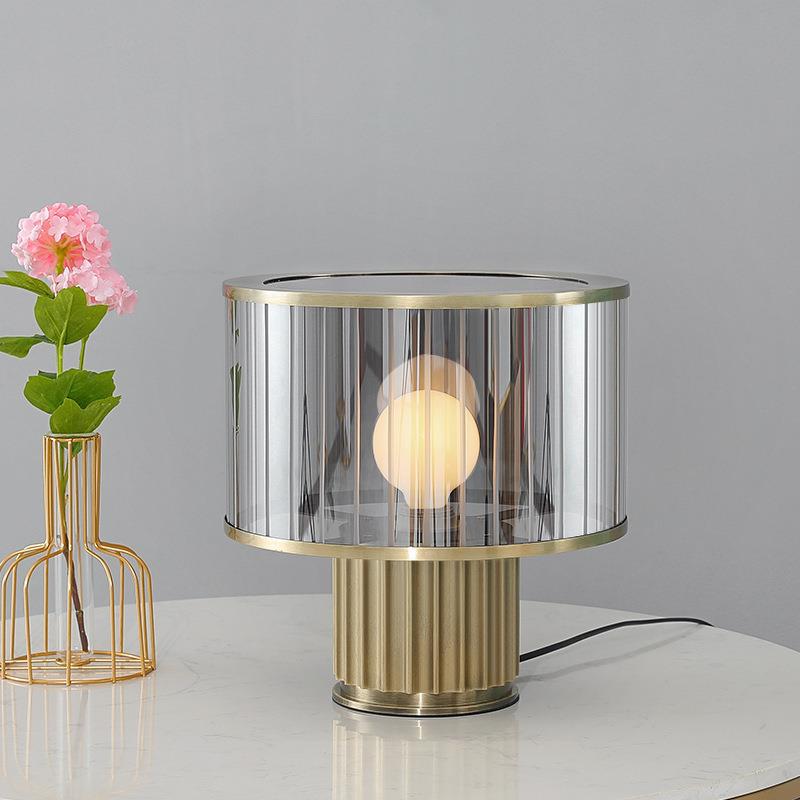 Moderne Glas-Tischlampe mit elegantem geripptem Sockel