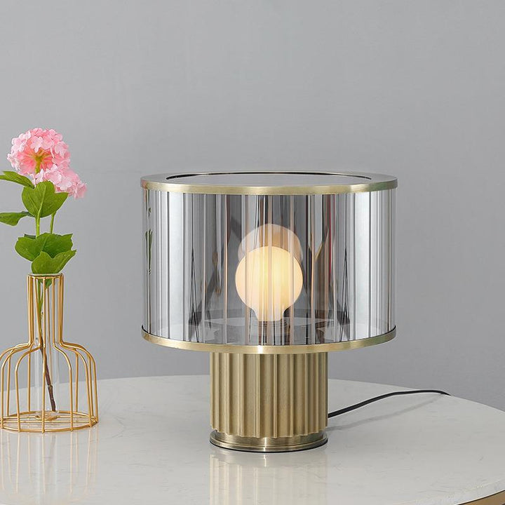 Moderne Glas-Tischlampe mit elegantem geripptem Sockel