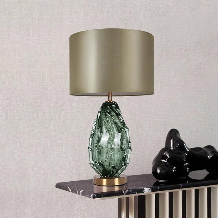Texturierte Glas-Tischlampe mit elegantem Metallschirm