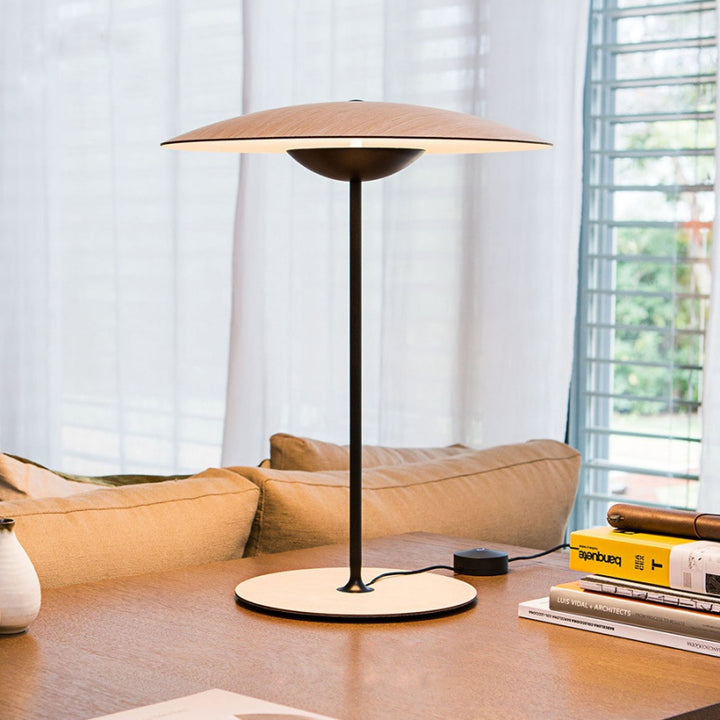 Elegante moderne Tischlampe mit minimalistischem Design