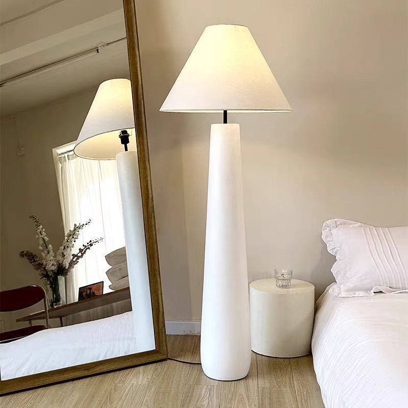 Elegante moderne Stehleuchte mit stylischem Schirm