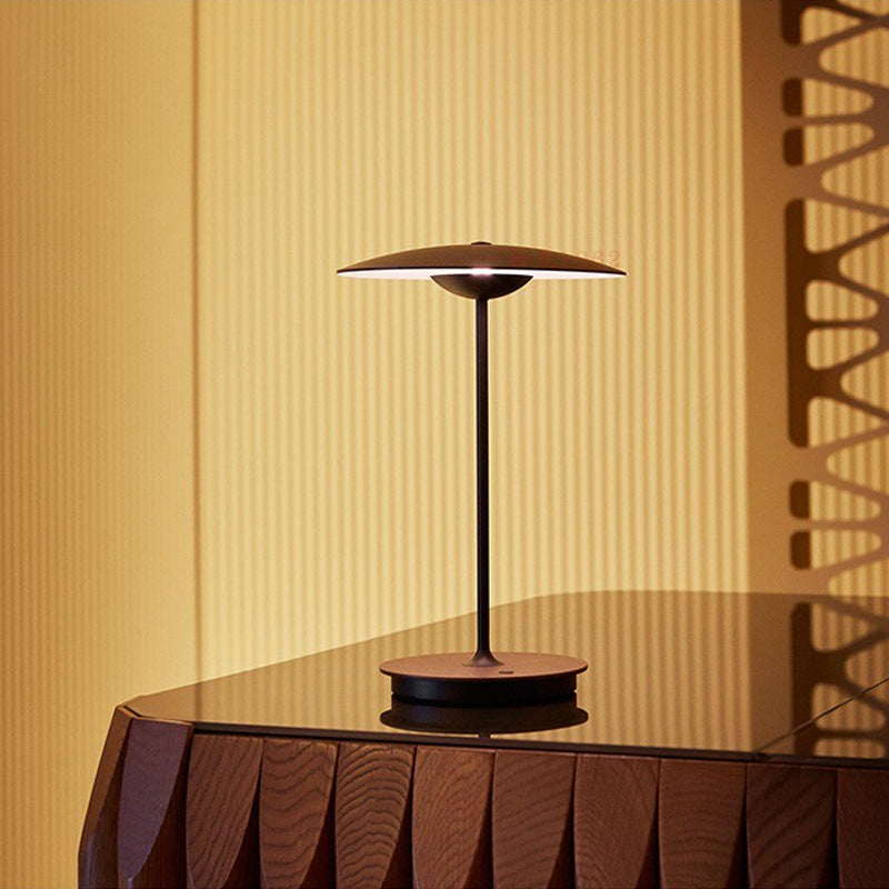 Elegante moderne Tischlampe mit minimalistischem Design