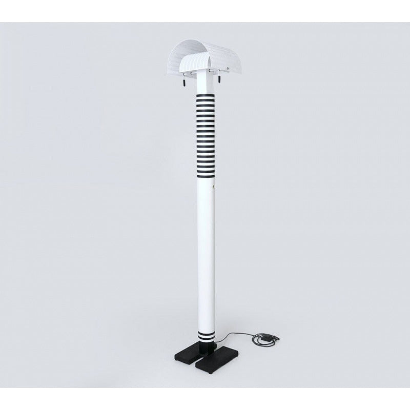 Moderne dekorative Tischlampe mit gestreiftem Sockel