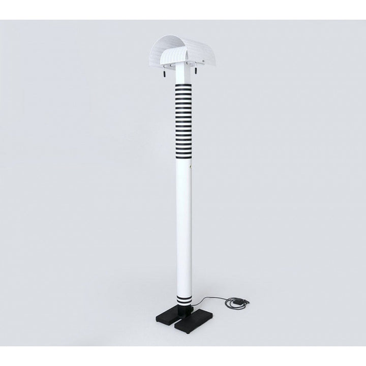 Moderne dekorative Tischlampe mit gestreiftem Sockel