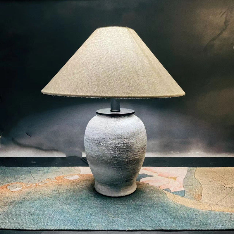 Dekorative Tischlampe mit einzigartigem Keramikfuß