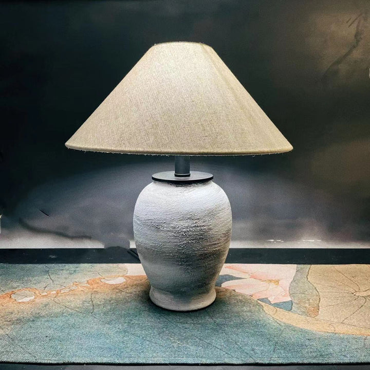 Dekorative Tischlampe mit einzigartigem Keramikfuß