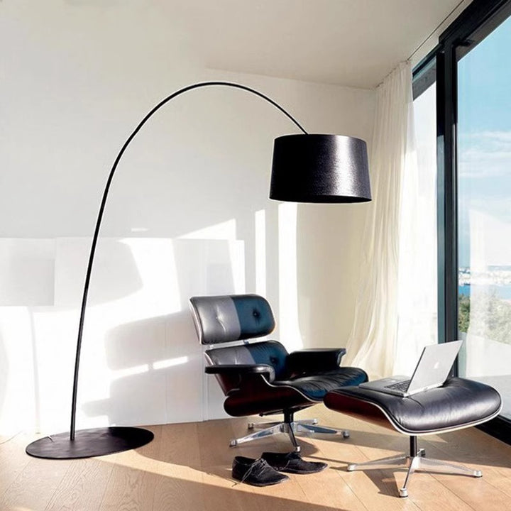 Moderne gebogene Stehlampe