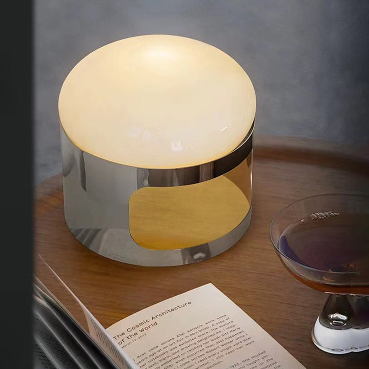 Moderne stilvolle Tischlampe mit Chrombasis