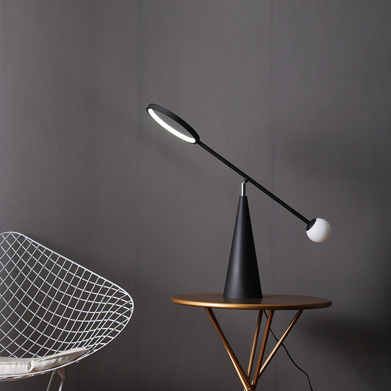 Moderne verstellbare Schreibtischlampe mit geometrischem Fuß