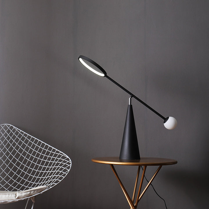 Moderne verstellbare Schreibtischlampe mit geometrischem Fuß