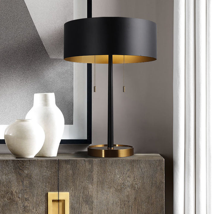 Moderne Minimalistische Tischlampe mit goldenen Akzenten