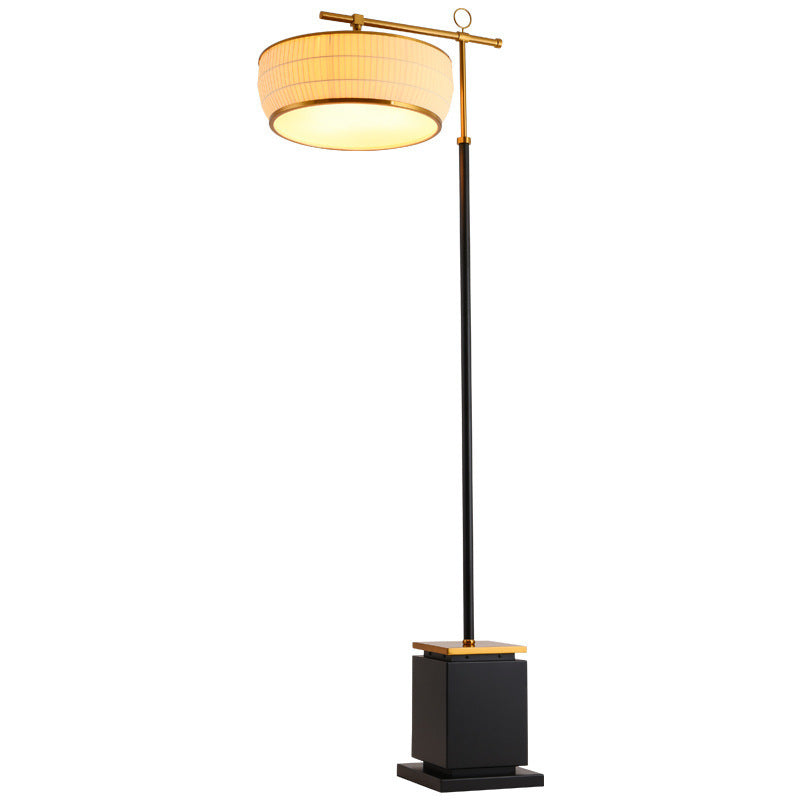 Elegante verstellbare Stehlampe mit geometrischem Fuß