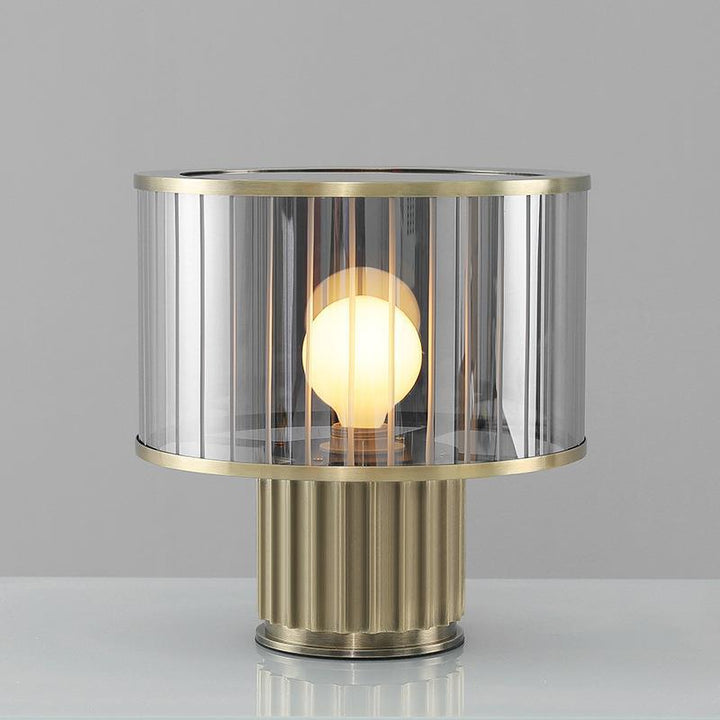 Moderne Glas-Tischlampe mit elegantem geripptem Sockel