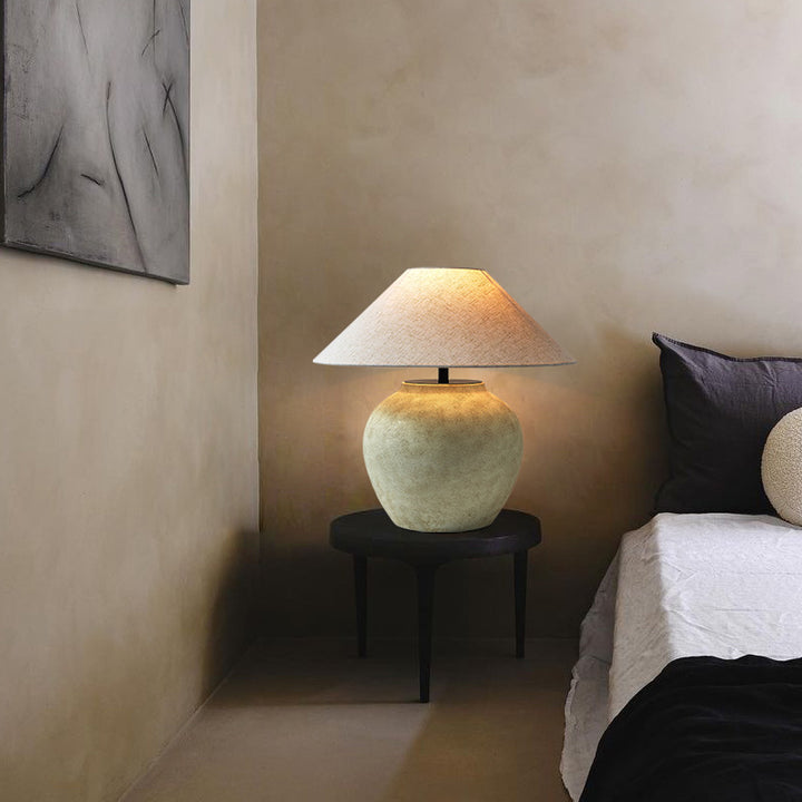 Elegante Keramik-Tischlampe mit natürlichem Stoffschirm