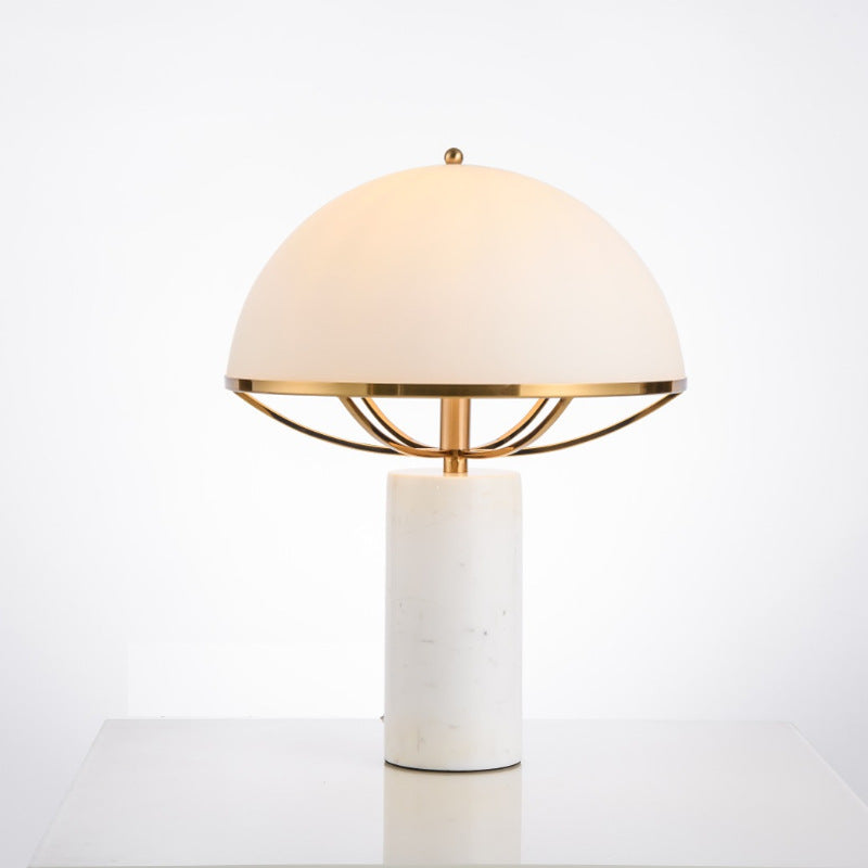 Elegante dekorative Tischlampe mit modernem Marmorständer