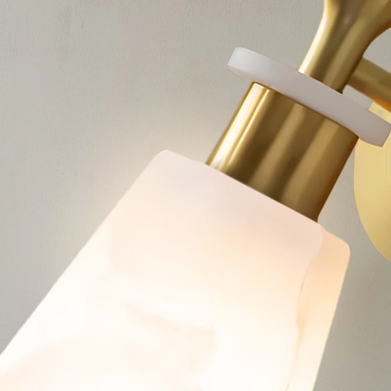 Elegante Wandleuchte mit mattiertem Alabaster-Schirm