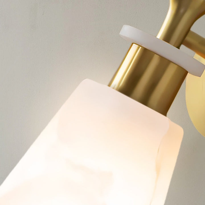 Elegante Wandleuchte mit mattiertem Alabaster-Schirm