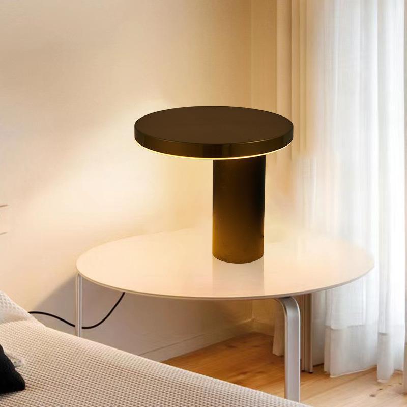 Minimalistische Tischlampe mit metallischem Akzent