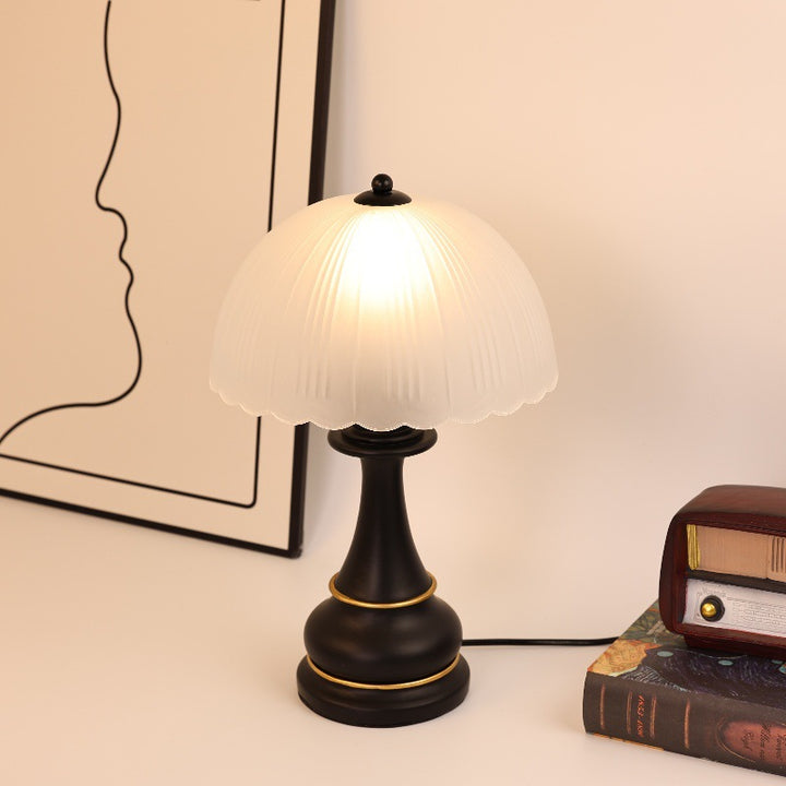 Vintage-inspirierte Glas-Schirm-Tischlampe