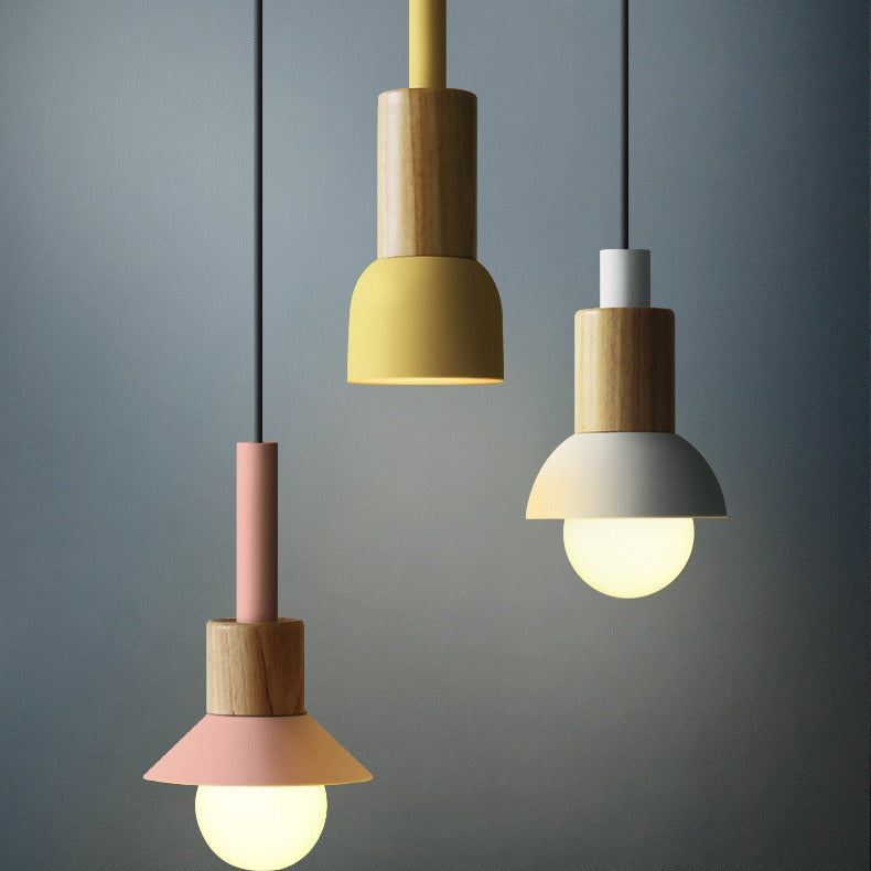 Minimalistische Holz- und Metallpendelleuchte mit kleiner Schirmdome