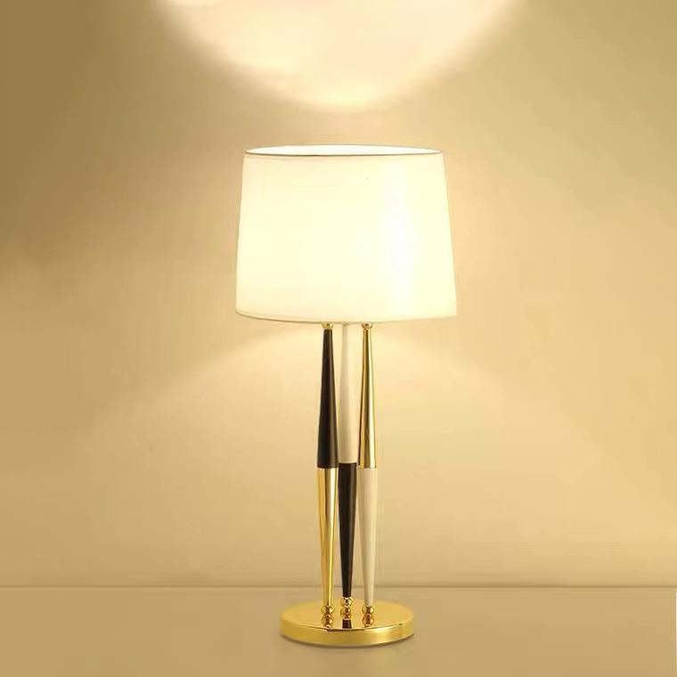 Dekorative Tischlampe mit elegantem geometrischen Design