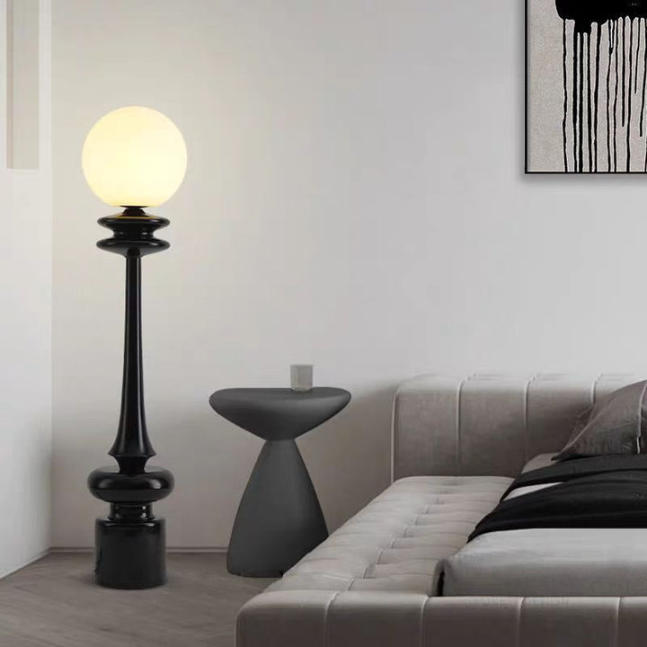 Moderne elegante Stehlampe mit künstlerischem Globenschirm