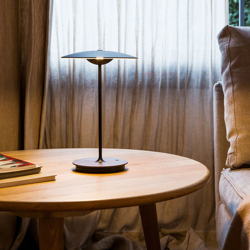 Elegante moderne Tischlampe mit minimalistischem Design