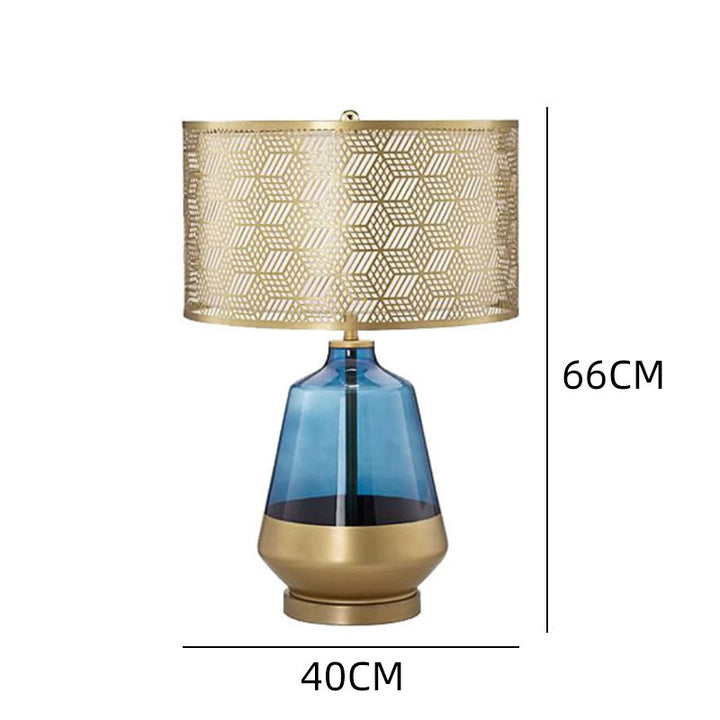 Dekorative Tischlampe mit geometrischem Schirm