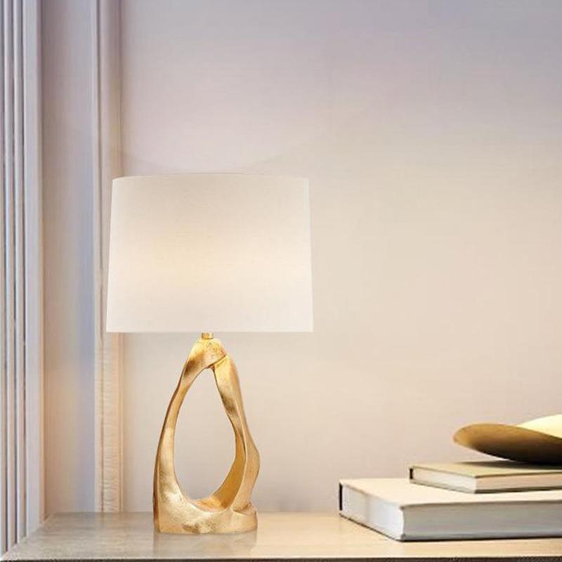 Skulpturale Tischlampe mit elegantem goldenen Sockel
