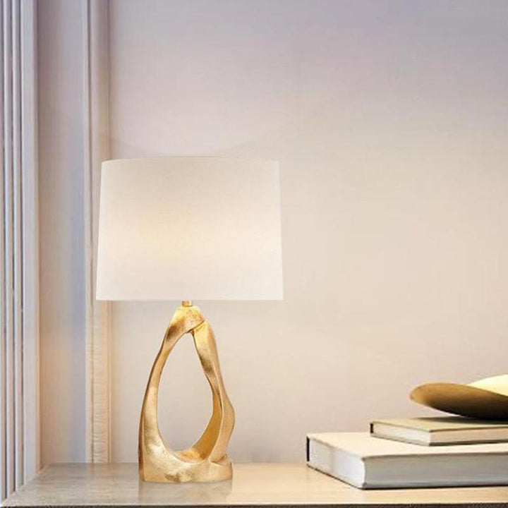 Skulpturale Tischlampe mit elegantem goldenen Sockel
