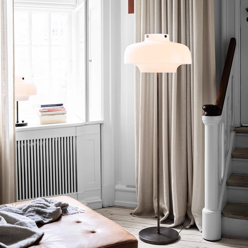 Zeitgenössische Tischlampe mit elegantem Opalglas-Schirm und vintage Messingfuß