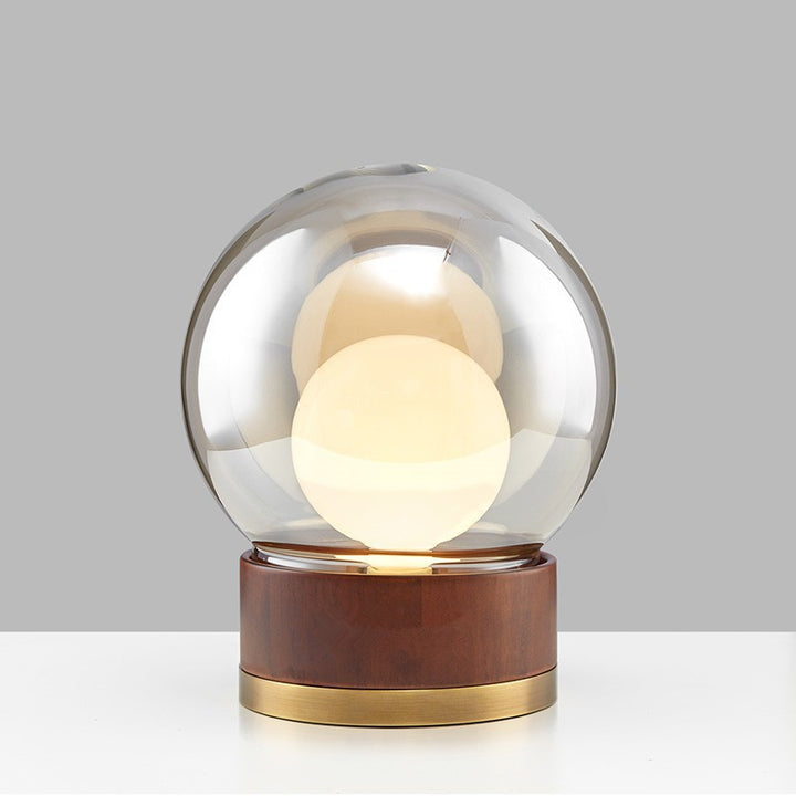 Moderne Glas Tischlampe mit Holzfuß und Goldakzenten