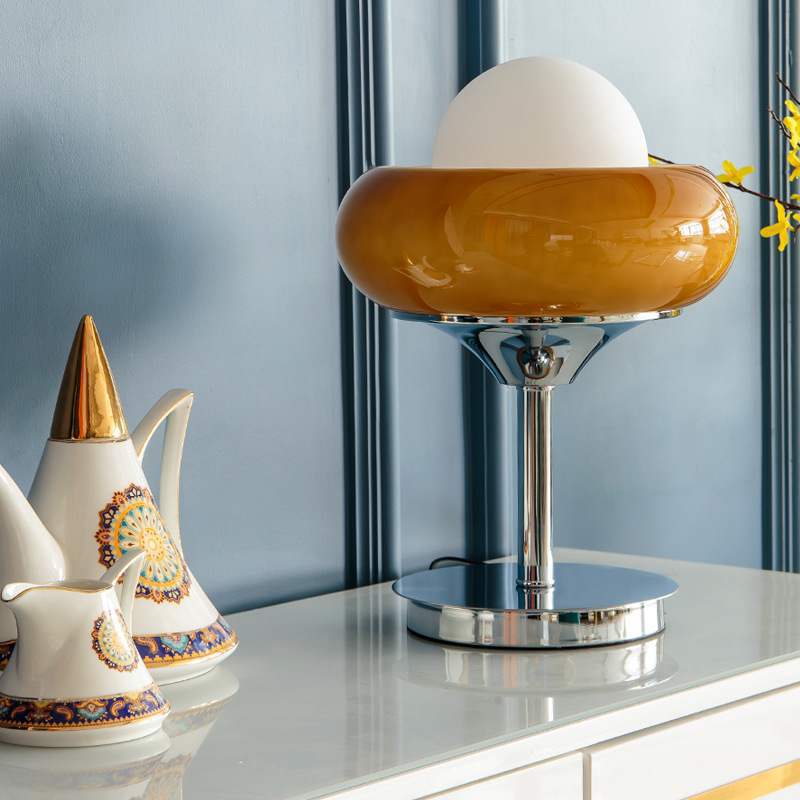 Moderne Tischlampe mit schlankem Metallfuß und sanft schimmerndem Shade