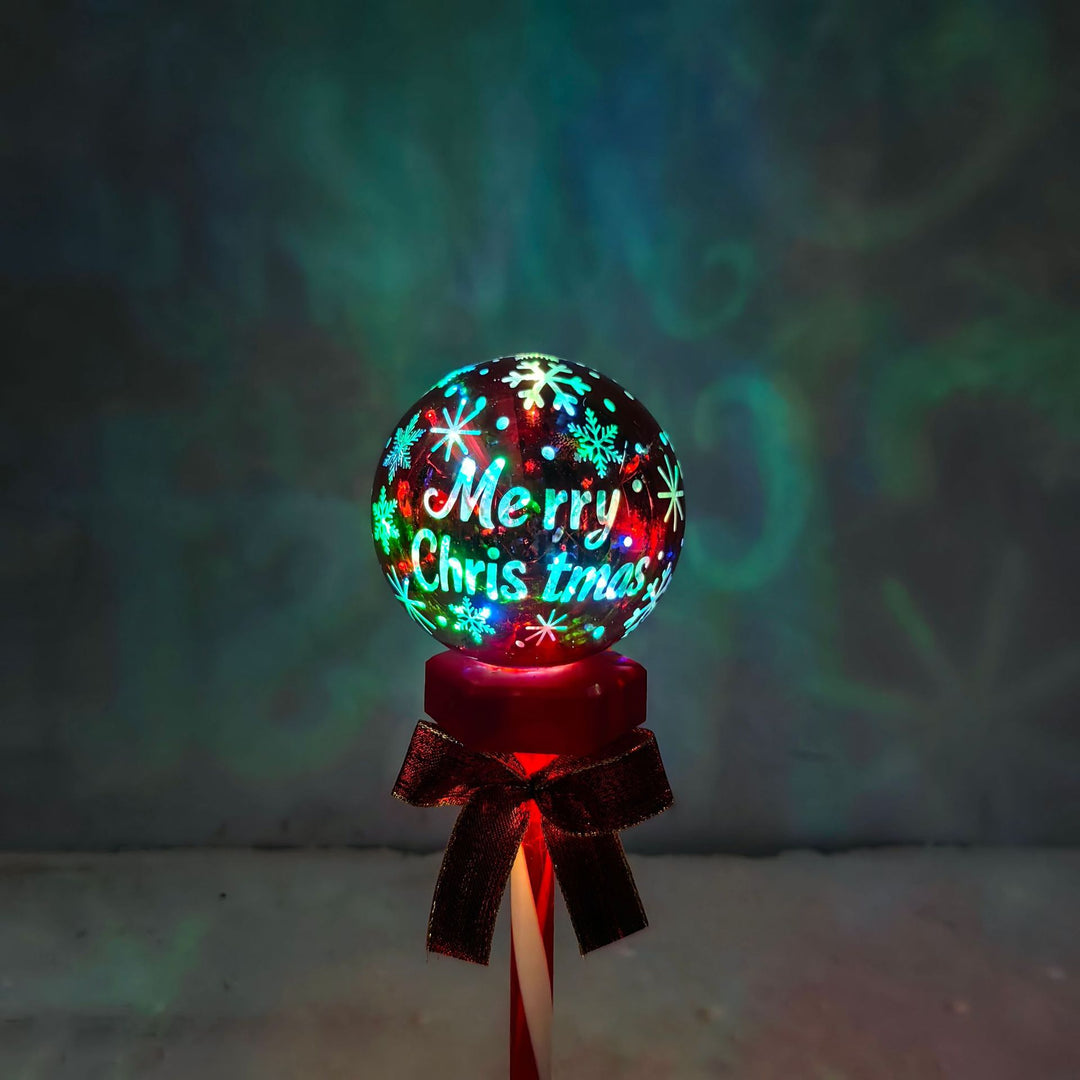 Festliche beleuchtete Weihnachtskugel mit dekorativem Sockel