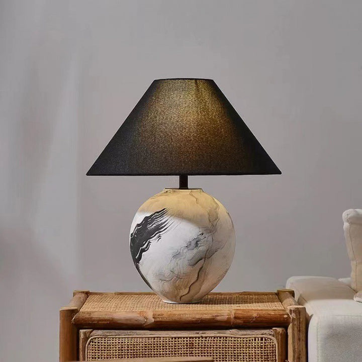 Künstlerische Tischlampe mit geometrischem Sockel