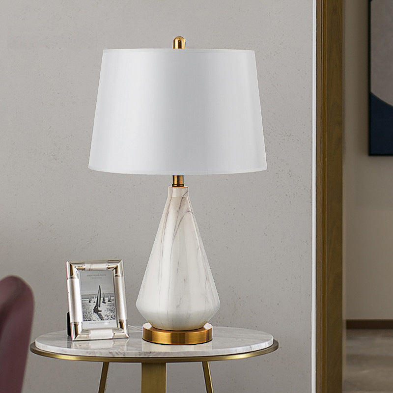 Elegante Marmorbasis Tischlampe mit goldenen Akzenten