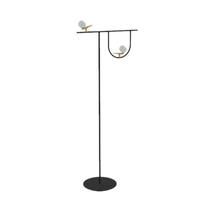 Moderne multifunktionale Stehlampe mit integriertem Beistelltisch