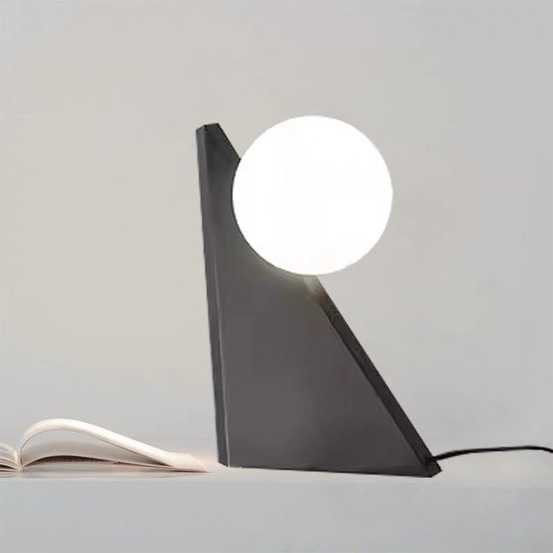 Künstlerische Dreieckige Stehlampe mit Geometrischem Design