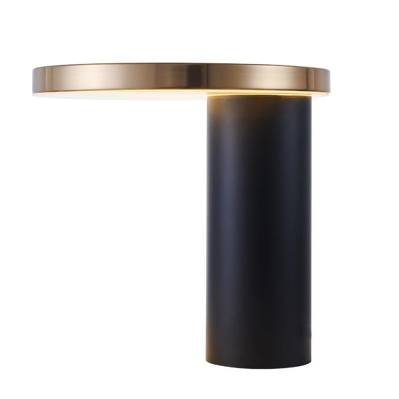 Minimalistische Tischlampe mit metallischem Akzent