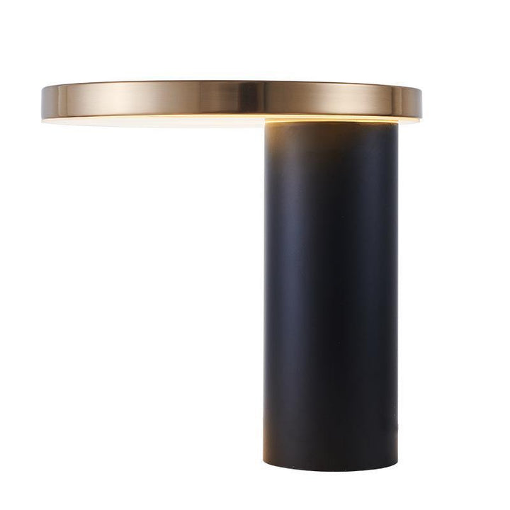 Minimalistische Tischlampe mit metallischem Akzent
