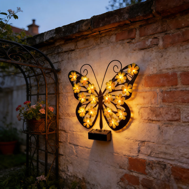 Dekorative Metall-Schmetterlings-Wandlampe mit solarbetriebenem Blumen-LED-String