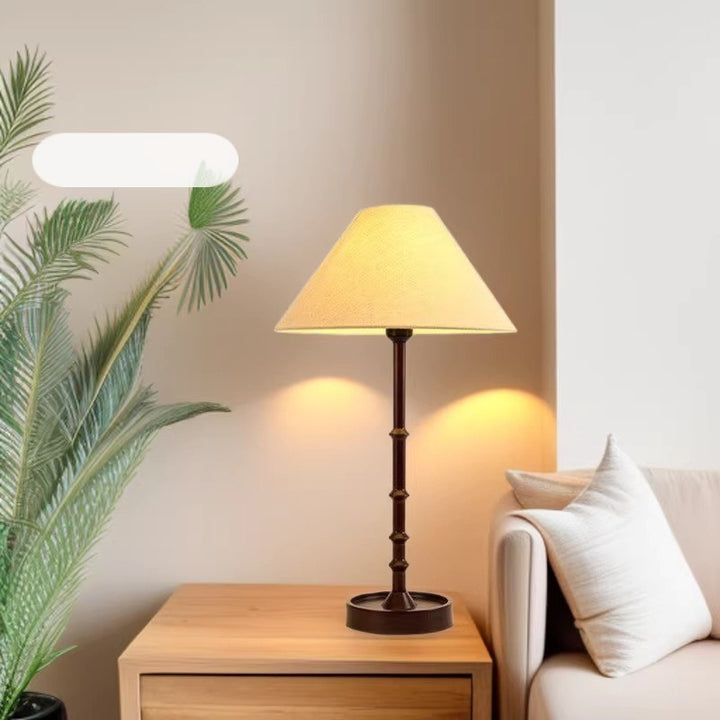 Elegante Tischlampe mit klassischem Schirmdesign