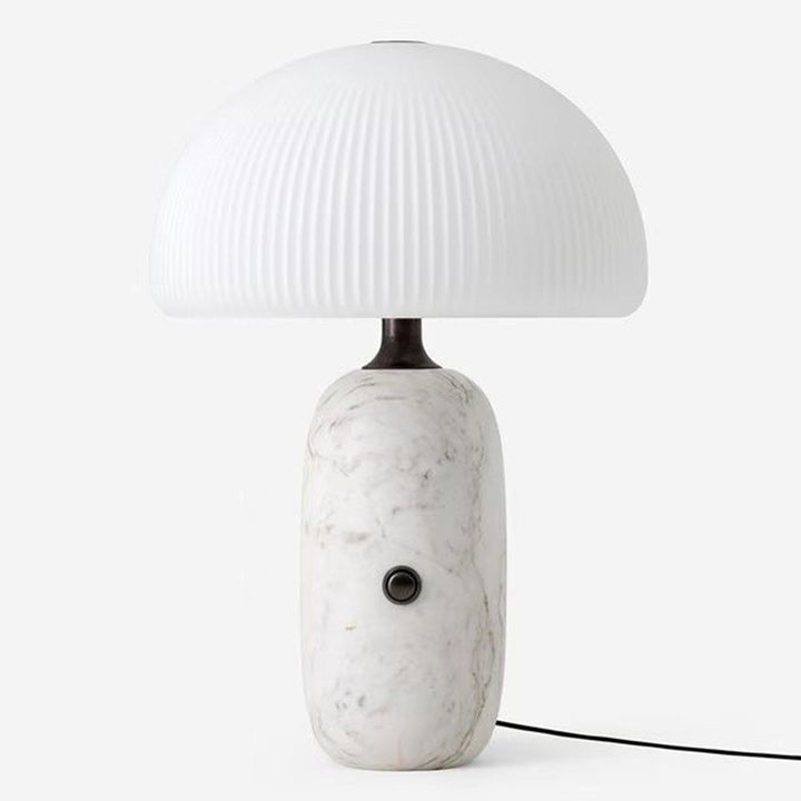 Moderne skulptierte Tischlampe mit plissiertem Schirm