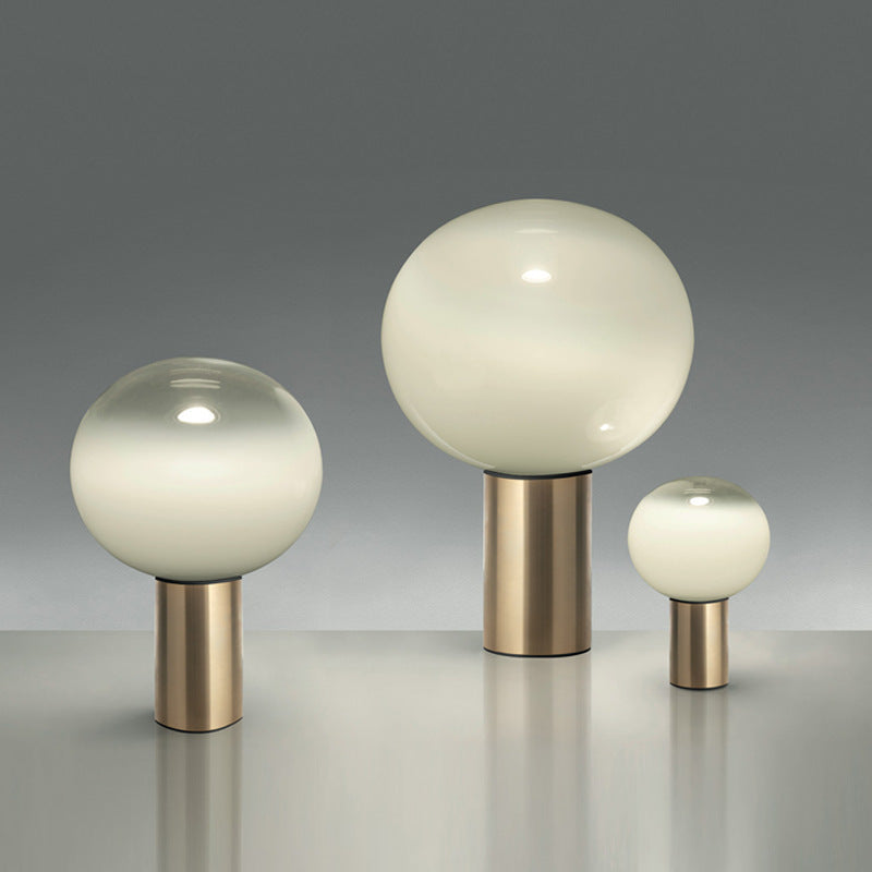 Moderne künstlerische Tischlampe mit schlankem Metallfuß und Globusschirm