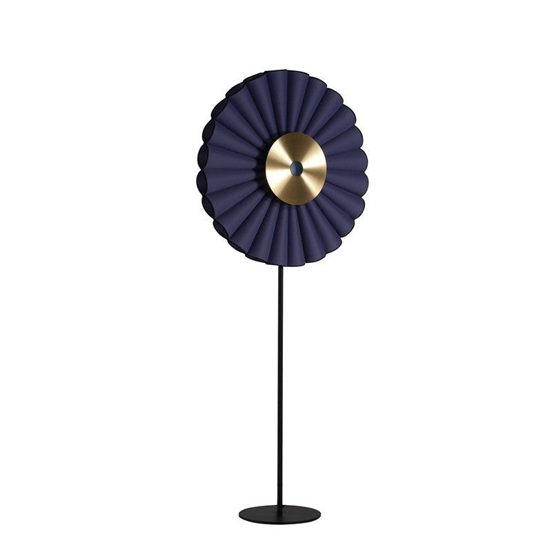 Elegante dekorative Stehlampe mit plissiertem Design